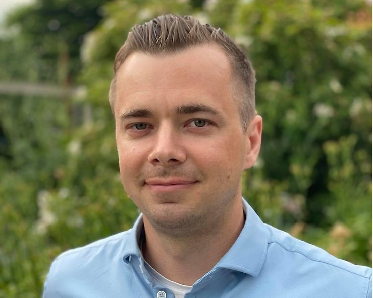 Grundaren Andreas Backenhof i ljusblå skjorta